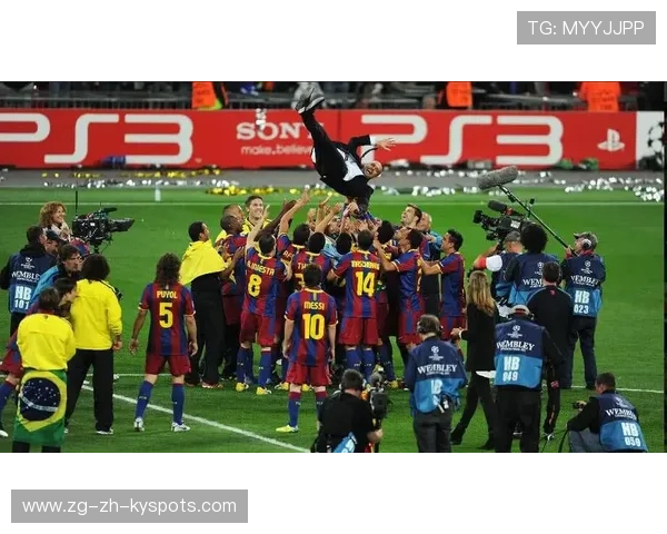 巴萨中场在训练营中进行“传球分配与防守回撤”双重训练 巴萨中场在训练营中进行“传球分配与防守回撤”双重训练